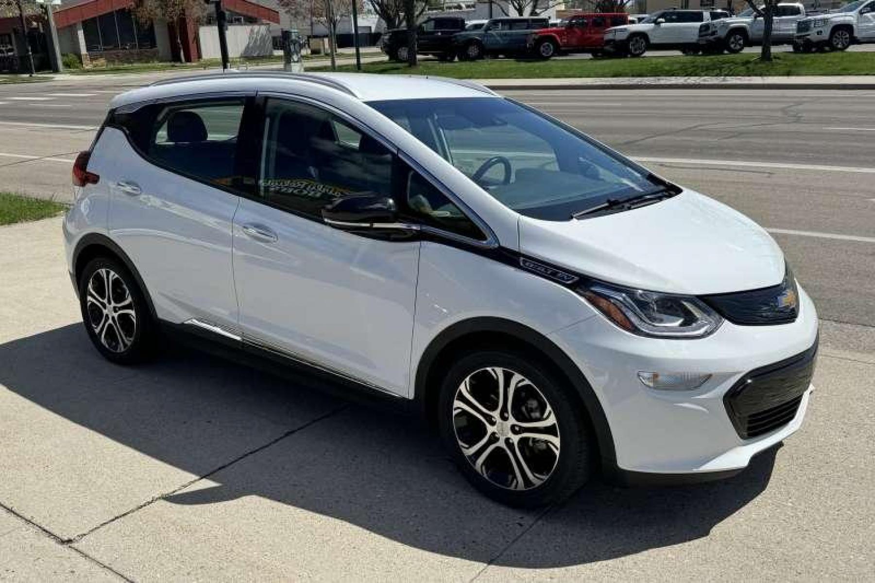 2020 Summit White /Dark Galvanized Gray Chevrolet Bolt Premier (1G1FZ6S01L4) with an 66 kWh engine, Automatic transmission, located at 2304 W. Main St., Boise, ID, 83702, (208) 342-7777, 43.622105, -116.218658 - Photo #2