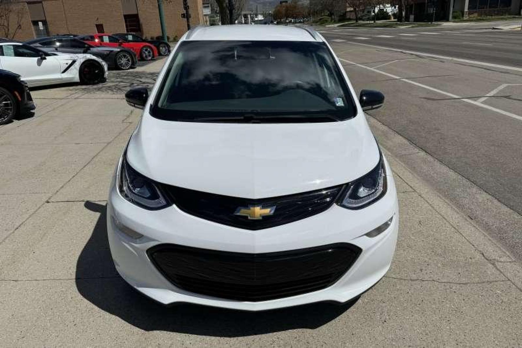 2020 Summit White /Dark Galvanized Gray Chevrolet Bolt Premier (1G1FZ6S01L4) with an 66 kWh engine, Automatic transmission, located at 2304 W. Main St., Boise, ID, 83702, (208) 342-7777, 43.622105, -116.218658 - Photo #3